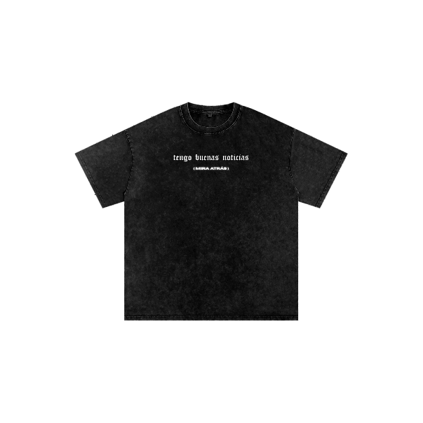 BUENAS NUEVAS Oversized Christian Tee vista rotativa frente y espalda — Romanos 5:8