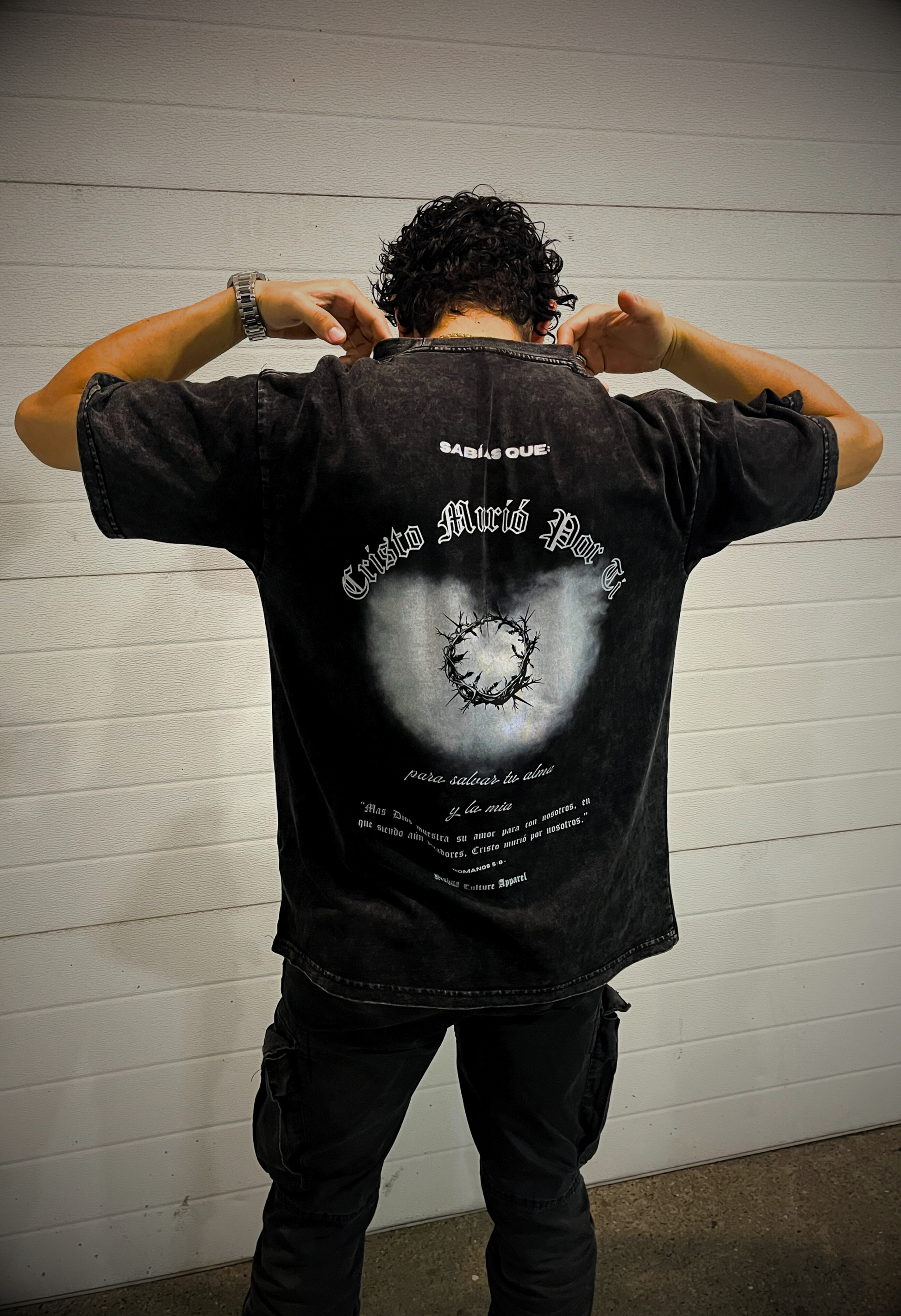 Vista de atrás de modelo usando BUENAS NUEVAS Oversized Christian Tee — streetwear cristiano