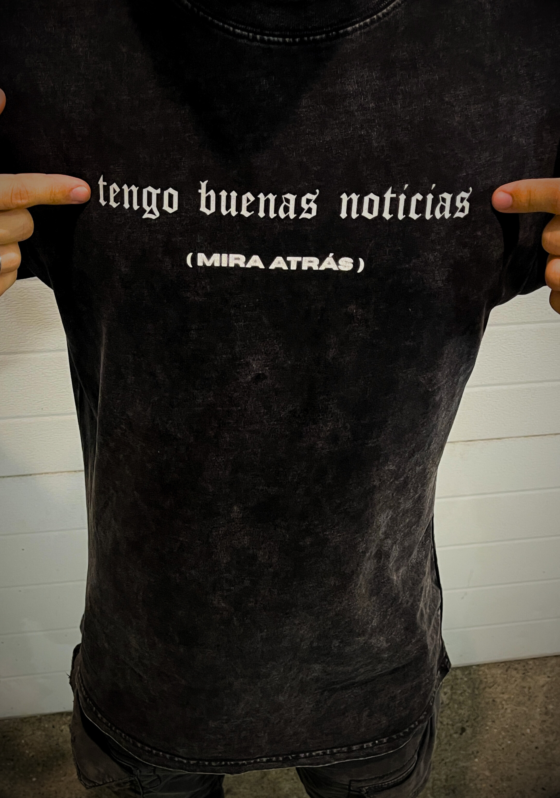 Modelo usando BUENAS NUEVAS Oversized Christian Tee — streetwear cristiano