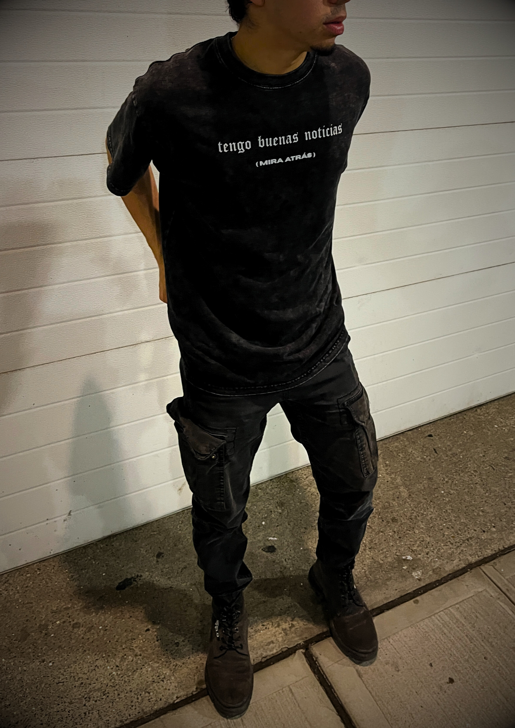 Modelo usando BUENAS NUEVAS Oversized Christian Tee — streetwear cristiano