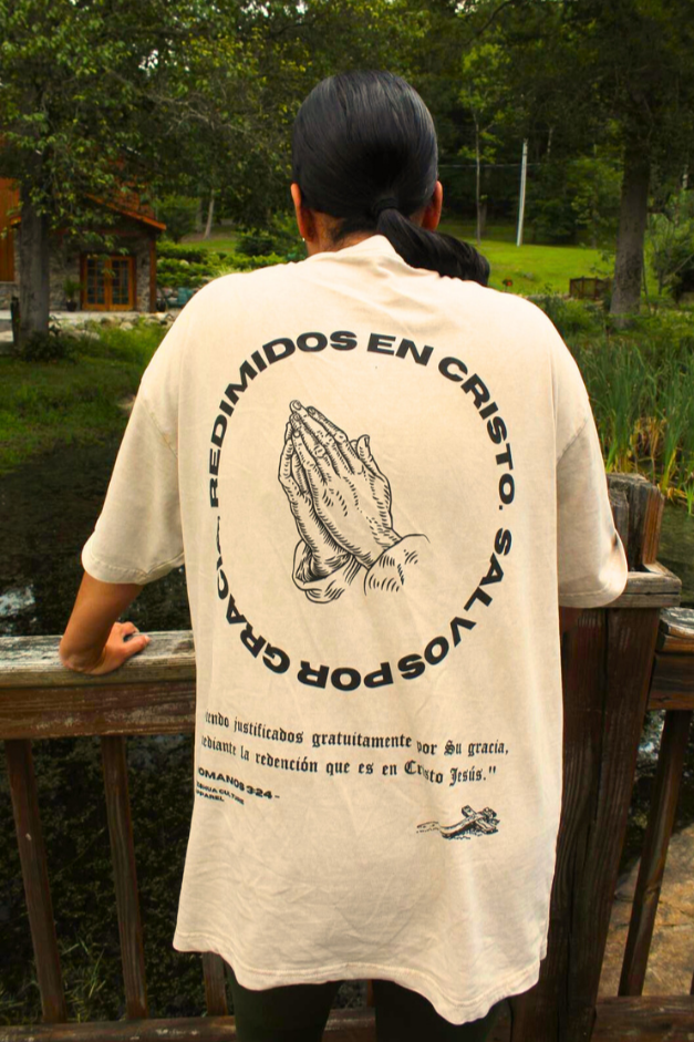 Vista de atrás de modelo parada usando JUSTIFICADOS Y REDIMIDOS Oversized Christian Tee — fe en movimiento